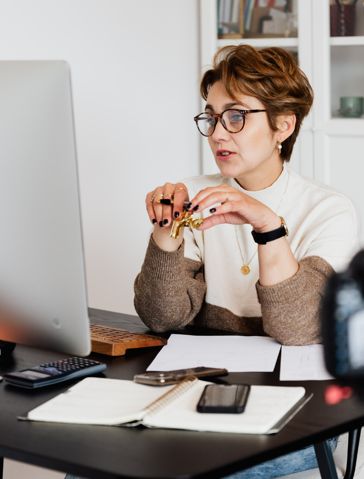 Profissional gravando conteúdo